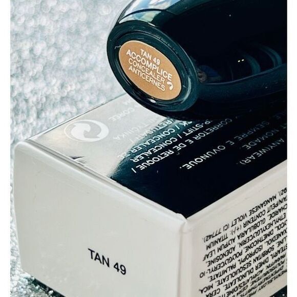 Marc Jacobs Beauty Accomplice Tan 49 Concealer & Touch-Up Stick Peach Undertones - Picture 3 of 7